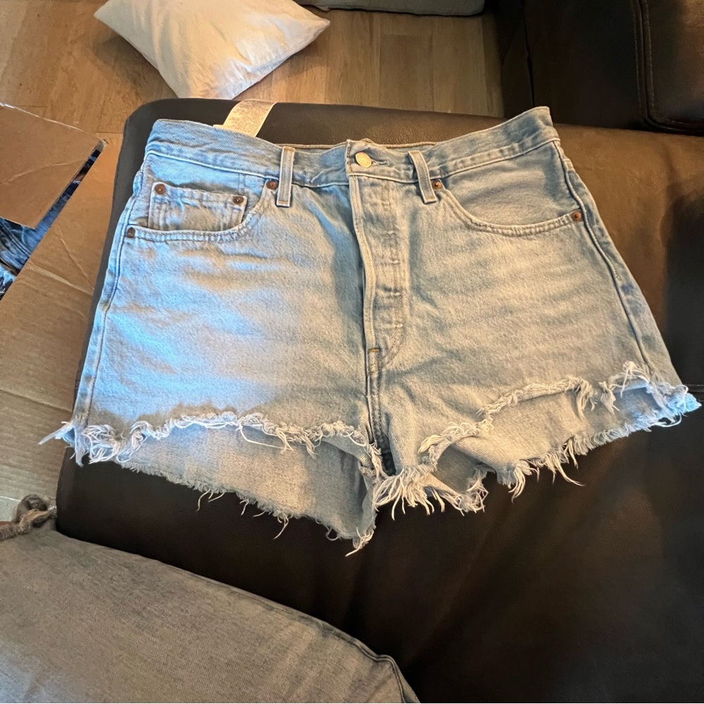 Levi 501 shorts 
Sz 31 waist 
2 inch inseam Practically brand